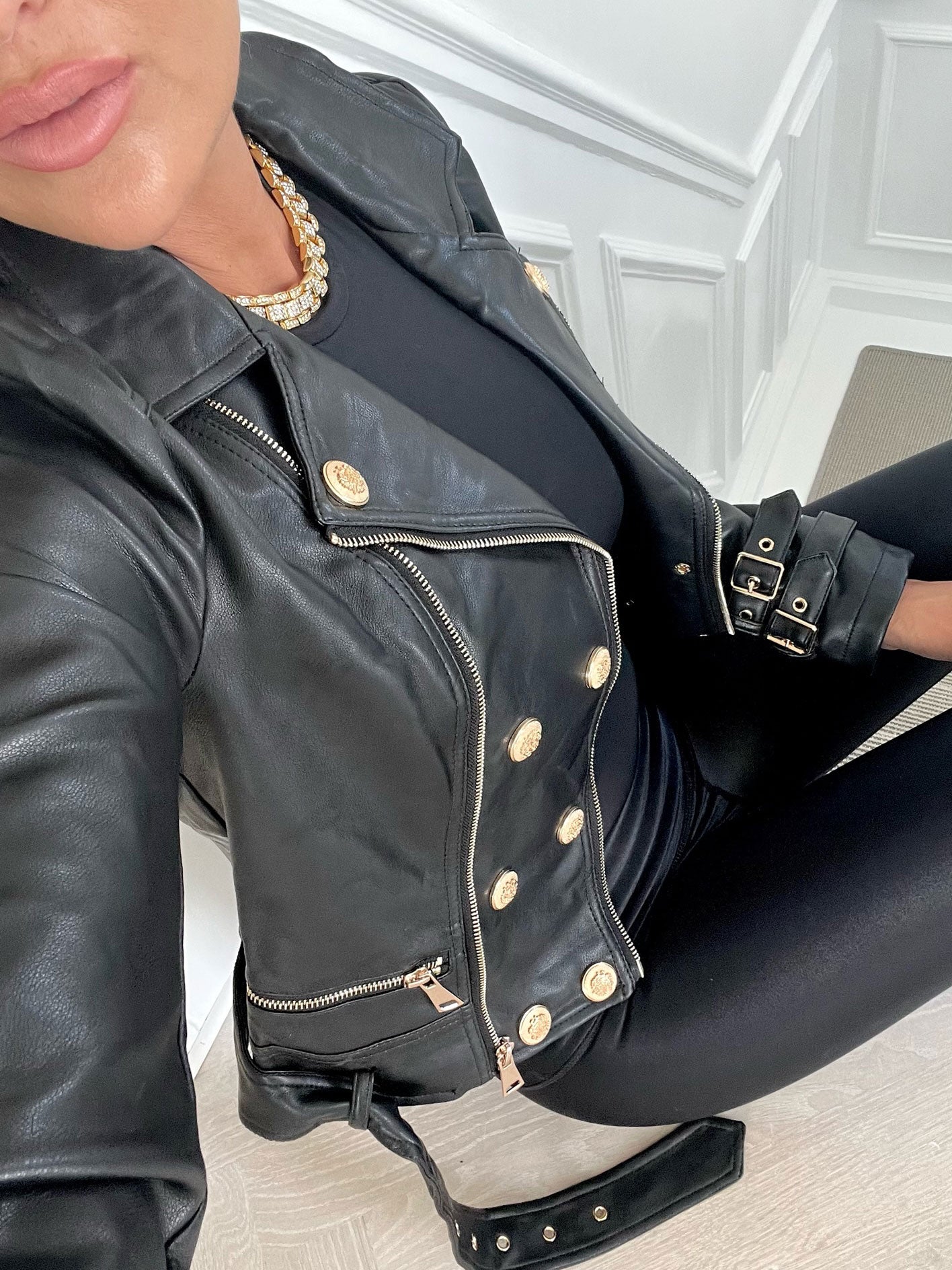 Mirel - Djärv jacka i läderlook med knappar och dragkedja - Black